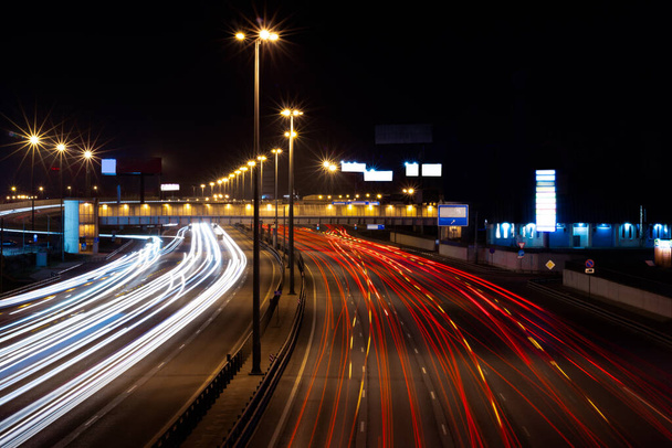 Движение транспорта на длительной экспозиции на ночном шоссе в городе
. - Фото, изображение