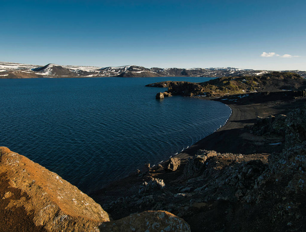 Het prachtige landschap aan het Kleifarvatn meer in het zuiden van IJsland - Foto, afbeelding