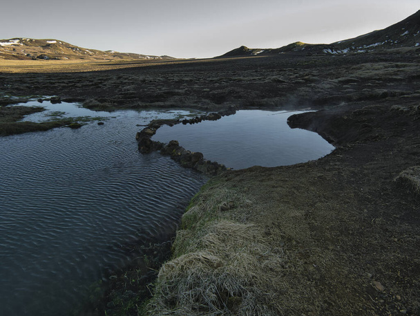 El Skatalaug una pequeña piscina geotérmica en el sur de Islandia
 - Foto, Imagen