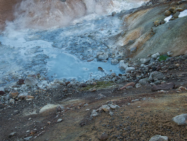 Dzbanek z osadami w geotermalnym gorącym źródle z pozostałościami siarki - Zdjęcie, obraz