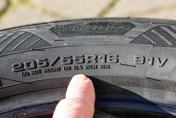 Vista laterale del nuovo pneumatico con la larghezza, l'altezza e la designazione del diametro della ruota
 - Foto, immagini