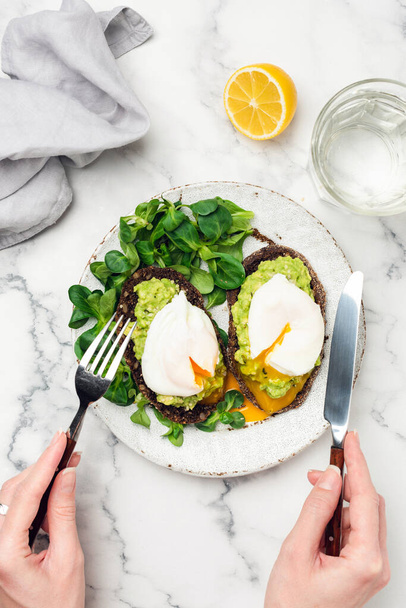 Tasty Healthy Breakfast Toast With Avocado And Poached Egg - Foto, Imagen