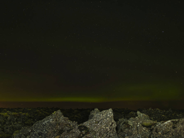 Gwiazdy i zielone światła północy nad polem lawy na Islandii - Zdjęcie, obraz