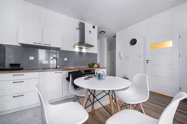 Kis konyha modern belsőépítészeti koncepció - Fotó, kép