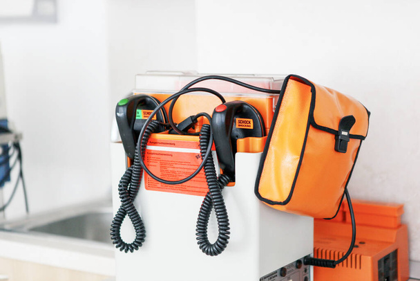 Bild des automatisierten externen Defibrillators. Lebensrettende Maschine für Patienten - Foto, Bild