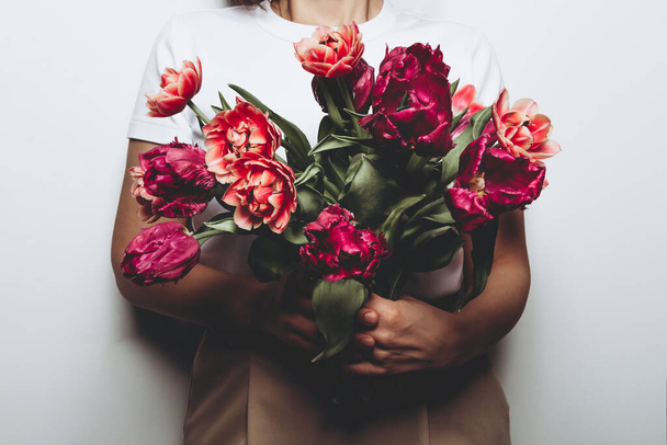 Krásná parta pivoňských stylových tulipánů v rukou mladé ženy, koncepce jarních prázdnin, kopírovací prostor, dárek pro den matek od dětí - Fotografie, Obrázek