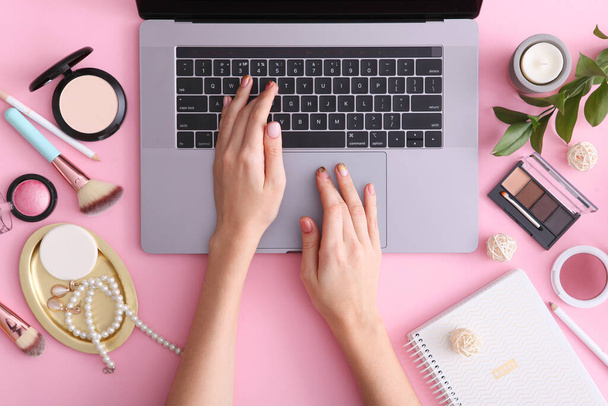 Make-up cosmetica en moderne laptop op een gekleurde achtergrond bovenaanzicht. Schoonheid Blog Concept - Foto, afbeelding