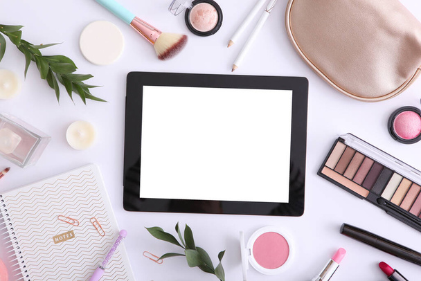 cosméticos y tableta moderna en una vista superior de fondo de color. Concepto de blog belleza
. - Foto, imagen