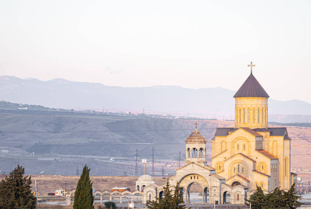 Blick aus der Ferne auf die neue Makhata Iveron Ikone der Muttergottes-Kirche in Tiflis mit Bergen im Hintergrund. Georgien.Kirchen im Kaukasus 2020. - Foto, Bild