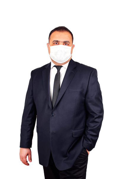 Resmi bir giysi ve tıbbi maske takmış iş adamı portresi. İzole edilmiş - Fotoğraf, Görsel