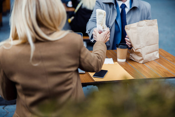Masculino compartilhando seu almoço com um colega
 - Foto, Imagem