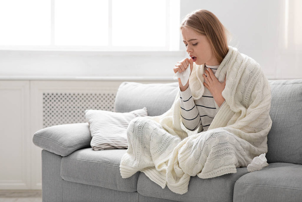 Jeune femme malade toussant à la maison, espace vide
 - Photo, image