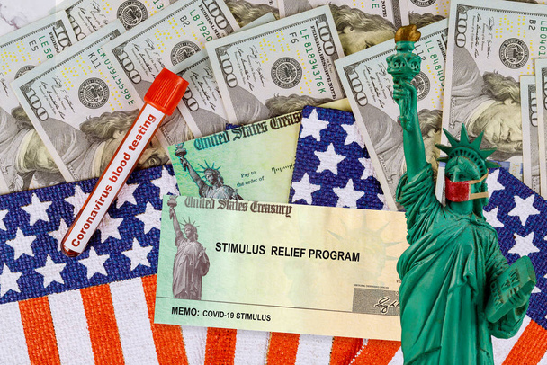 Stimulus οικονομικό νομοσχέδιο ατομικές επιταγές από την κυβέρνηση χαρτονομίσματα των 100 δολαρίων νόμισμα Παγκόσμια πανδημία Covid 19 κλείδωμα στην αμερικανική σημαία - Φωτογραφία, εικόνα