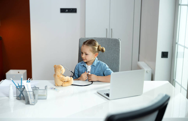 Small girl is listening her patient attentively - Φωτογραφία, εικόνα