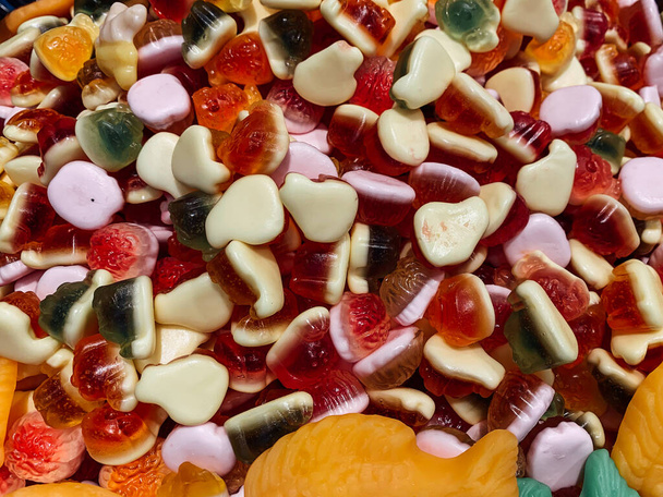 багато смачних цукерок для їжі на фоні випічки
 - Фото, зображення