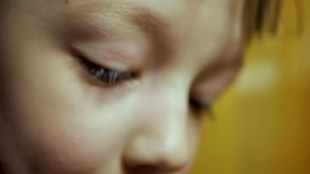 хлопчик із закритими сумними очима, обличчя крупним планом
 - Кадри, відео
