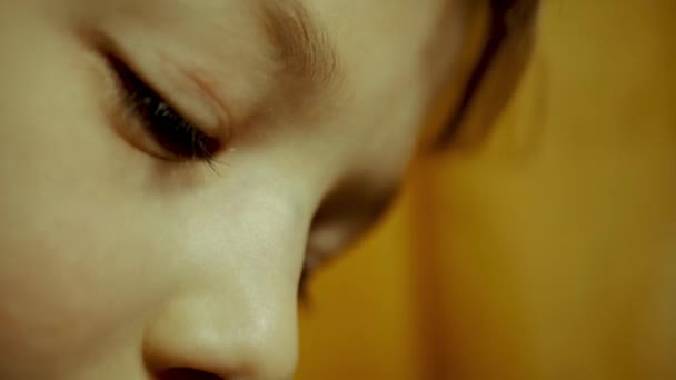 хлопчик із закритими сумними очима, обличчя крупним планом
 - Кадри, відео
