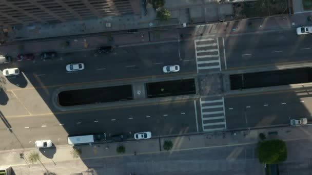 АЭРИАЛ: Медленный взлетающий птичий глаз Вид на полет над центром Лос-Анджелеса, Калифорния Гранд-авеню, в красивом свете Санрайза с видом на небоскребы и проезжающие автомобили
  - Кадры, видео