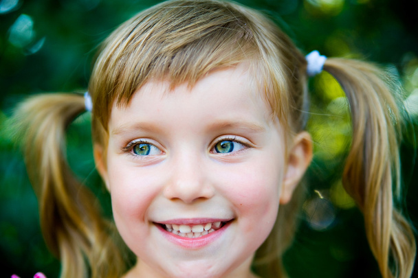 gelukkig meisje close-up - Foto, afbeelding