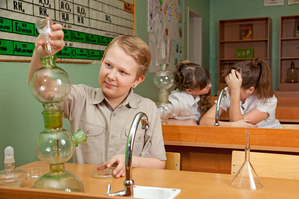 the student doing chemistry experiment on the lesson - Photo, Image