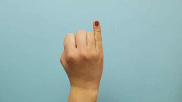 A nő 1-től 5-ig mutat számokat az ujjaival. Nemzetközi jelbeszéd. Tiszta matematika - Felvétel, videó