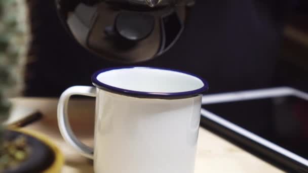Fekete kávé öntés A Kupa / Együtt mozgó kamera szög. - Felvétel, videó