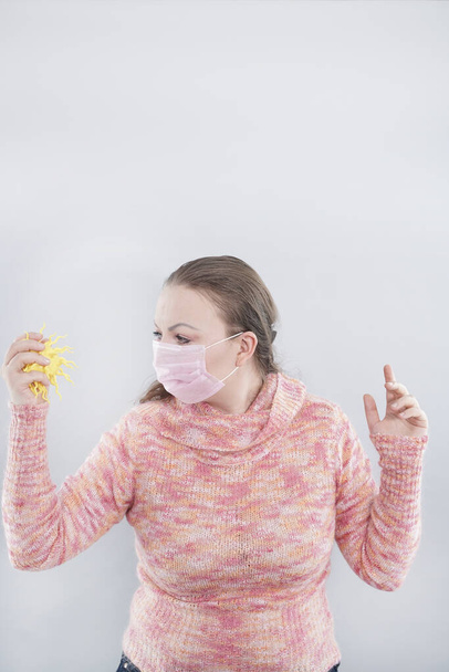 Женщина держит короновирусную бактерию. Коронавирус 2019-nCov новая концепция коронавируса, возможная для вспышки азиатского гриппа и коронавируса гриппа, как опасные случаи штамма гриппа как пандемии
. - Фото, изображение