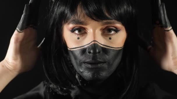 dziewczyna w czarny makijaż - Materiał filmowy, wideo