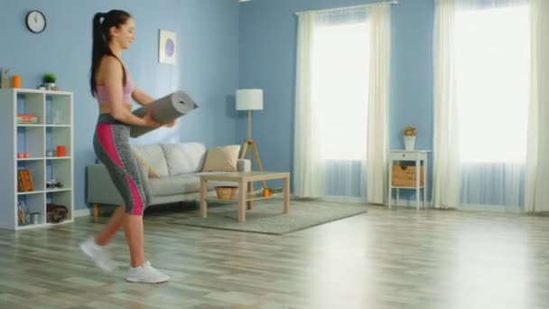 Woman Warms Up to Workout - Materiał filmowy, wideo