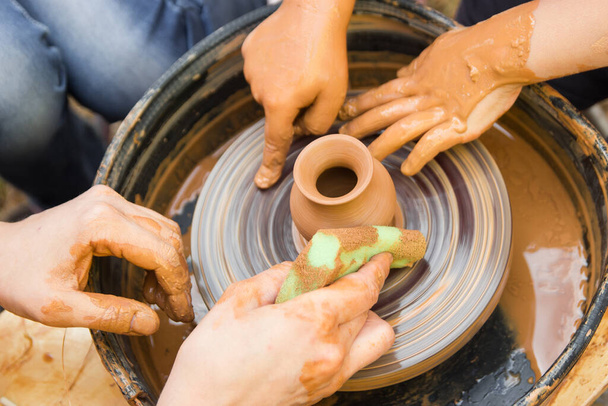 Blízký pohled na keramický proces výroby na Potterově kole s dětmi. Výrobky z jílu s dětmi. - Fotografie, Obrázek