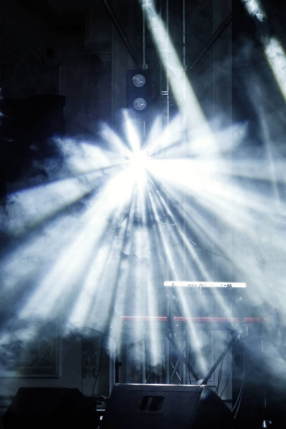 Rayon de lumière avec des projecteurs de fumée et de brouillard sur la scène. Équipement de lumière de scène - Photo, image