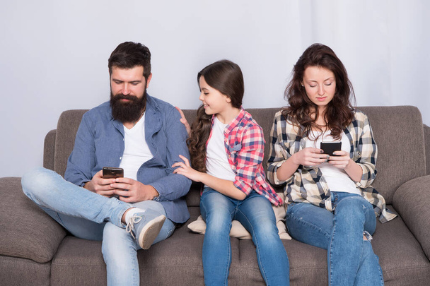 Parenthood failure. Ignored baby. Offended feelings. Stop ignoring kid. Stuck in online. Ignored child. Busy parents surfing internet smartphones. Dad and mom ignoring daughter needs. Bad habits - Foto, imagen
