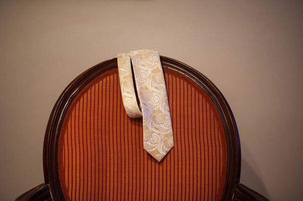 Bílá kravata s potiskem - Fotografie, Obrázek
