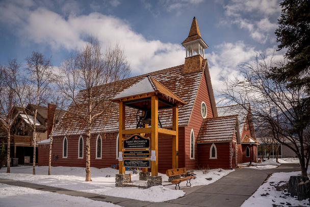  Kilátás a történelmi Szent Mihály anglikán templom Canmore Alberta.  - Fotó, kép