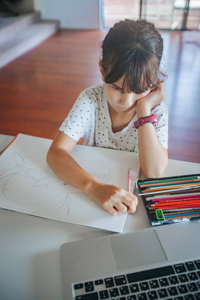 sisäkuva nuori valkoihoinen tyttö piirustus kotona, kotiopetus, verkko-oppiminen
 - Valokuva, kuva