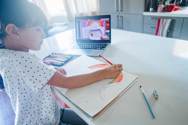 vnitřní portrét mladé kavkazské dívky kreslící doma, domácí výuka, online učení - Fotografie, Obrázek