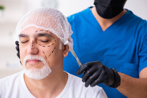 Alter Mann besucht Arzt für plastische Chirurgie - Foto, Bild