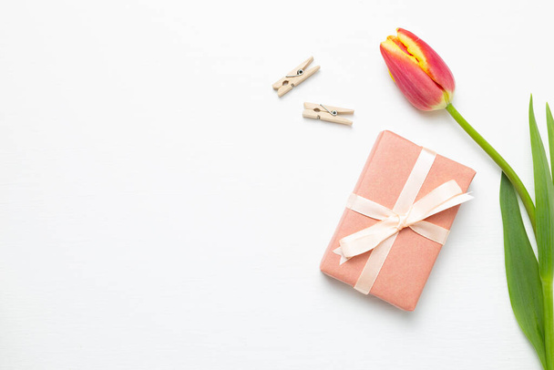 Dárková krabice s červeným tulipánem květiny na bílém pozadí. Květinová kompozice, plochý ležel, horní pohled, kopírovací prostor - Fotografie, Obrázek