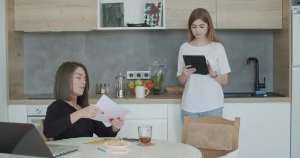 Busy young people have breakfast at home - Filmmaterial, Video