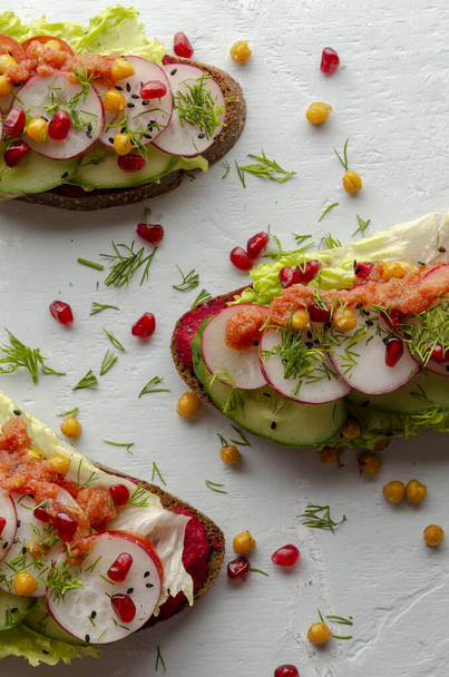otevřený sendvič se zeleninou a rajčatovou omáčkou. Zdravé veganské jídlo koncept. - Fotografie, Obrázek