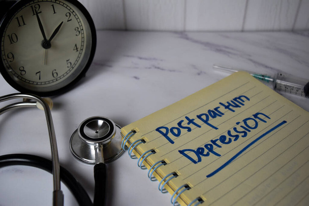 Післяпологова депресія записує книгу і ключове слово ізольовано на офісному столі. Охорона здоров'я / Медична концепція
 - Фото, зображення