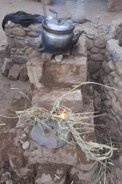 Vaření v hliněné raketové kuchyni v M 'Hamid El Ghizlane nebo Lamhamid Ghozlane je malé oázové město v provincii Zagora Dra-Tafilalet v Maroku Africe. - Fotografie, Obrázek