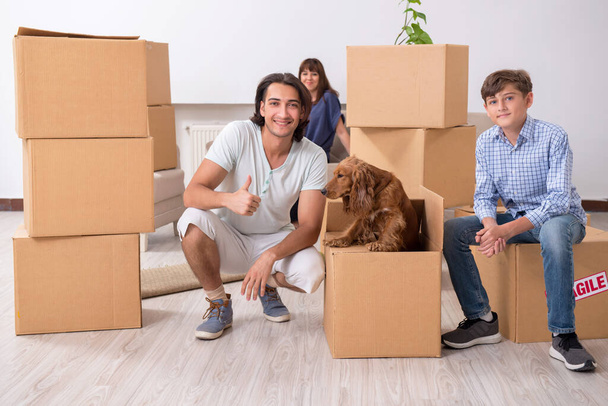 Fiatal család költözik új lakásba - Fotó, kép