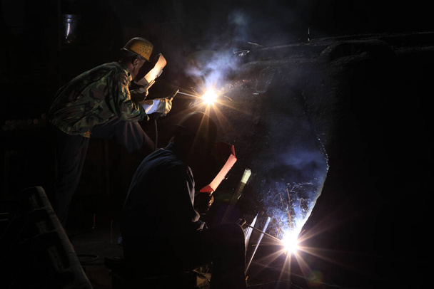 Dans l'atelier de l'aciérie, les travailleurs du soudage travaillent
 - Photo, image