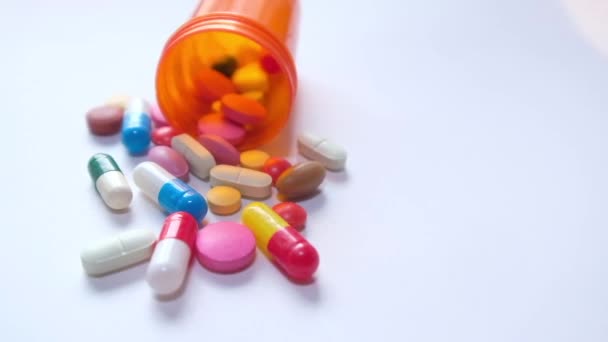 Médicaments et capsules médicaux assortis sur fond blanc
  - Séquence, vidéo
