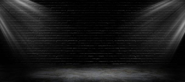 Пустое место в темной комнате студии черная кирпичная стена и прожектор с бетонным полом
. - Фото, изображение