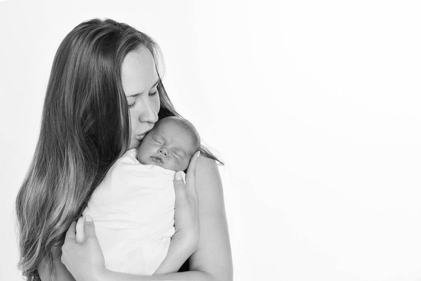 the concept of a healthy lifestyle, the protection of children, shopping - baby in the arms of the mother. Woman holding a child. Isolated on white background. Copy space. extract from the hospital - Fotoğraf, Görsel
