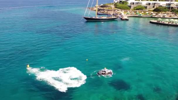 Vue aérienne d'une personne survolant la mer. Elounda, Crète, Grèce
 - Séquence, vidéo