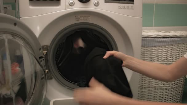 Egy nő mosás előtt rendez mosást.. - Felvétel, videó