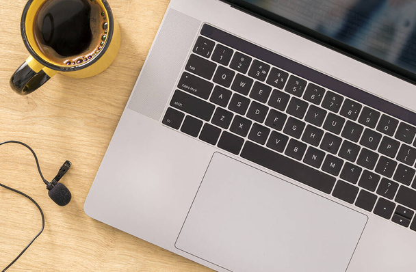Online työtä tai koulutusta käsite Laptop cup kahvia ja mikrofoni puinen pöytälevy näkymä
 - Valokuva, kuva